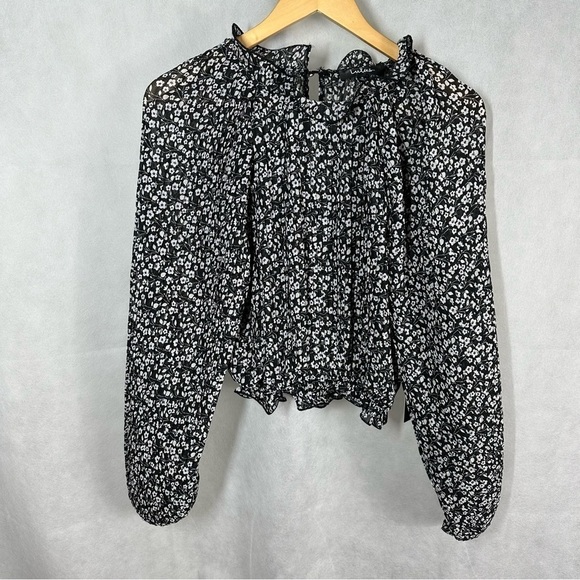 Lulus Pen Pal Black and White Floral Print Pleated Crop Top
Blouse Size Small - Picture 3 of 12
